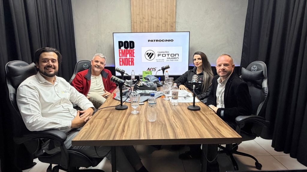 Gravação do episódio 22 do PODEmpreender no estúdio, com quatro participantes à mesa e microfones