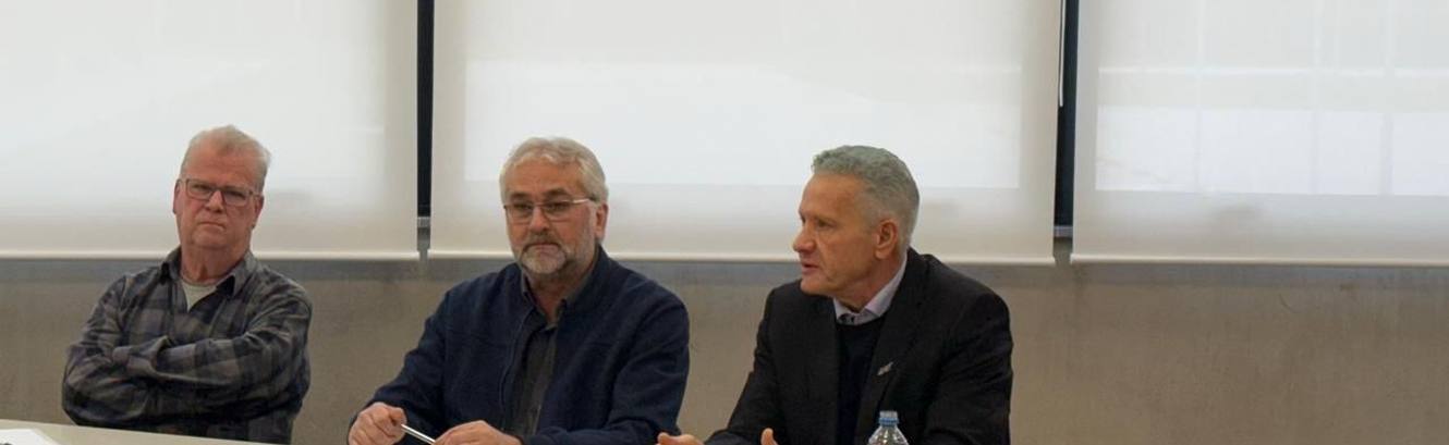 Três homens sentados à mesa durante a posse do Conselho Consultivo Regional do Sistema FIERGS no SESI Sapucaia do Sul