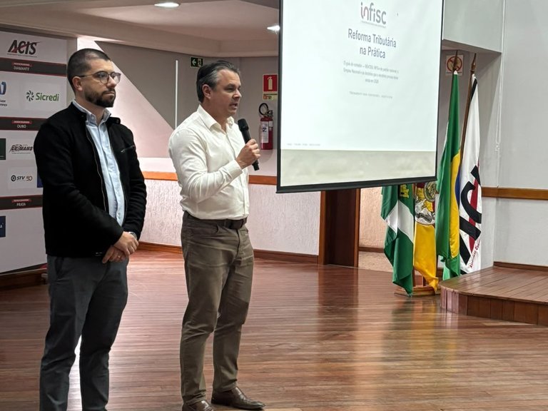 Da esquerda para a direita, dupla de técnicos da INFISC durante a apresentação sobre a Reforma Tributária