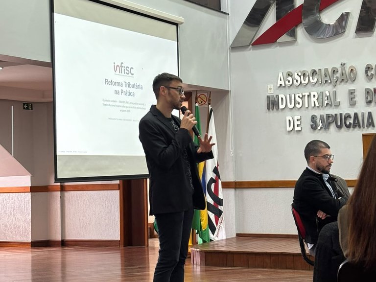 Representante discursa no púlpito da ACIS durante a palestra
