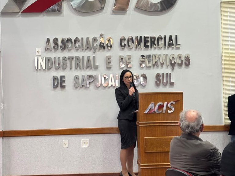 Representante discursa durante a palestra sobre a Reforma Tributária