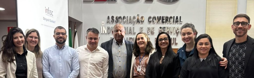 Grupo de participantes durante palestra sobre a Reforma Tributária na sede da ACIS Sapucaia do Sul