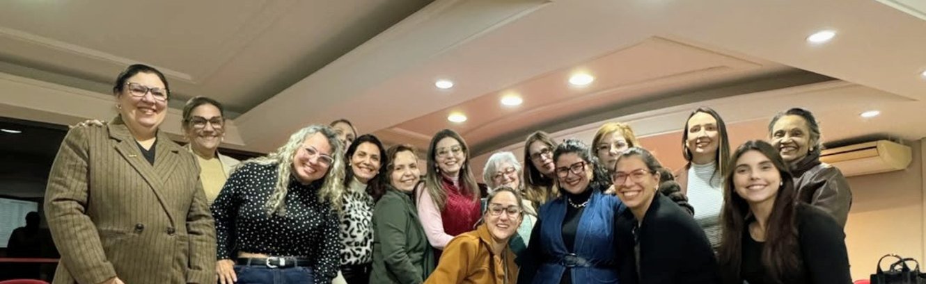 Integrantes do Núcleo de Mulheres Empreendedoras da ACIS reunidas em grupo na sede da entidade, em Sapucaia do Sul