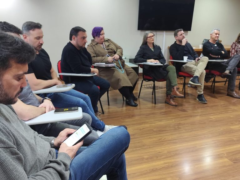 Participantes acompanham as falas durante a Reunião da Comissão de Segurança na ACIS