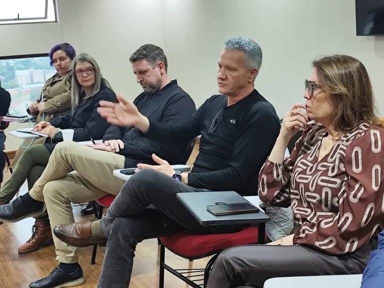 Participante fala ao grupo durante a Reunião da Comissão de Segurança na ACIS