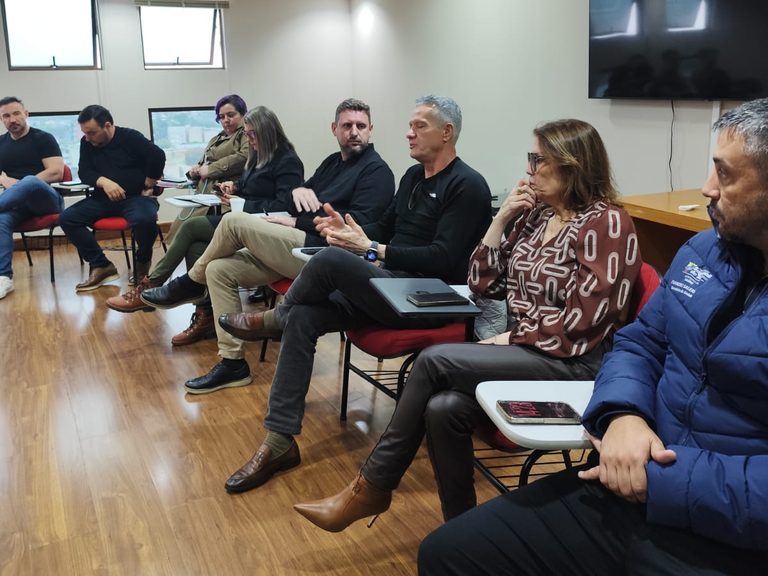 Participantes sentados em círculo acompanham a discussão sobre furtos de cabos na ACIS