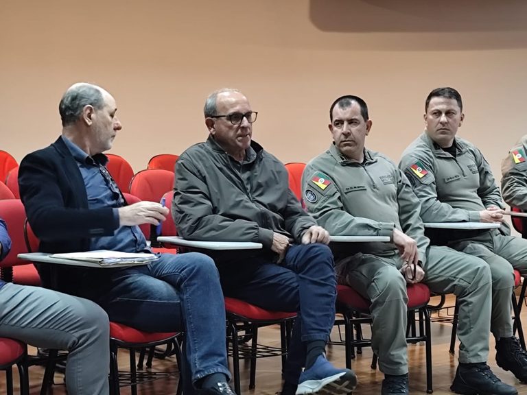 Autoridades e policiais militares acompanham a reunião na sede da ACIS