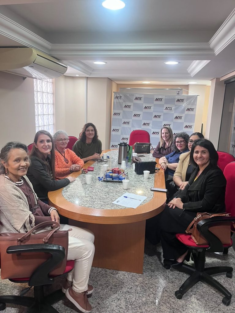 Integrantes das vice-presidências da ACIS reunidas em torno de mesa na sede da entidade, durante o encontro de planejamento