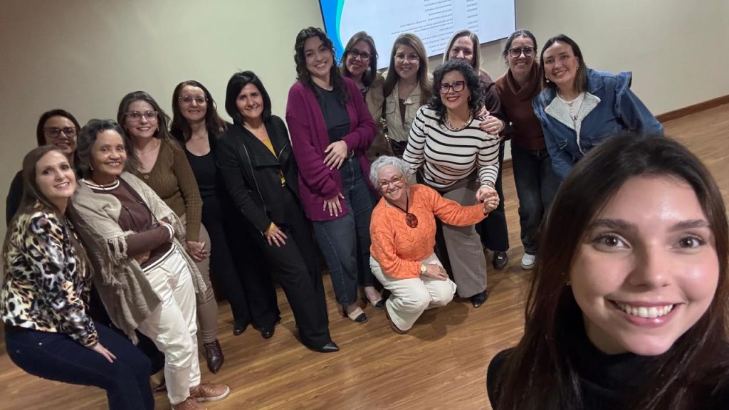 Integrantes do Núcleo de Mulheres Empreendedoras da ACIS reunidas na sede da entidade